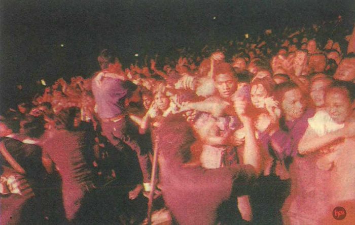 Foto-foto dan Liputan Konser Green Day di Jakarta 1996: Kaca JCC Pecah