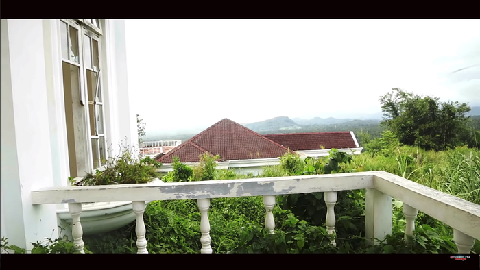 Kondisi samping rumah dengan pemandangan asri dan indah