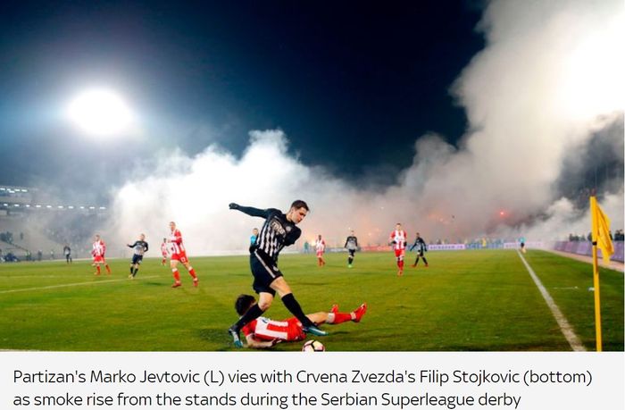 Asap pekat yang berasal dari flare yang dibawa suporter memenuhi stadion dalam duel terpanas di Serbia antara Red Star Belgrade vs Partizan Belgrade.