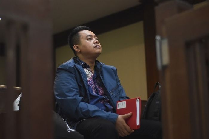 Asisten mantan Menteri Pemuda dan Olahraga Imam Nahrawi, Miftahul Ulum menunggu dimulainya sidang lanjutan kasus suap penyaluran pembiayaan skema bantuan pemerintah melalui Kemenpora kepada KONI di Pengadilan Tipikor, Jakarta, Kamis (20/2/2020).