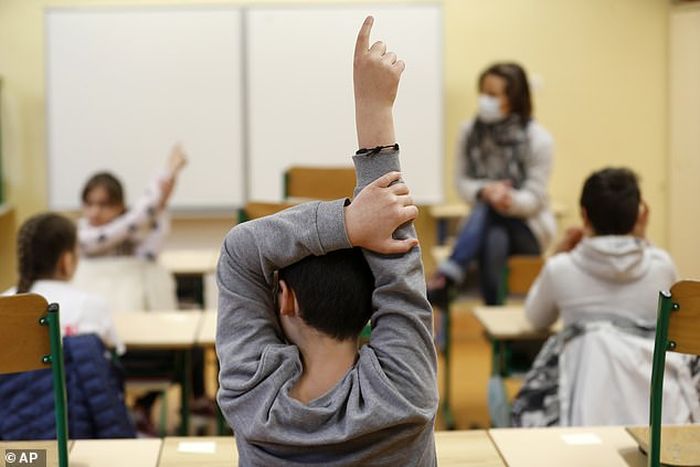 Anak-anak di sekolah.
