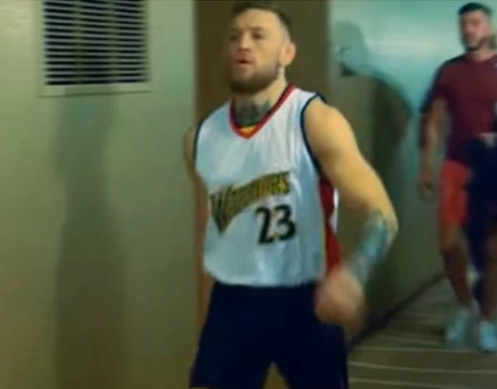 Petarung UFC, Conor McGregor mengenakan jersey tim basket Golden State Warrior untuk memancing emosi Floyd Mayweather jelang duel mereka tiga tahun.