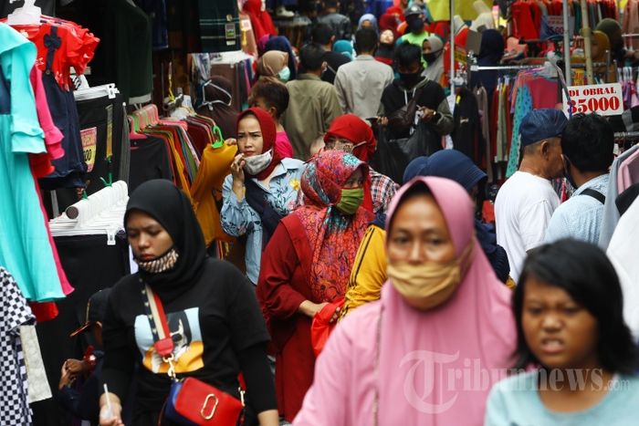 Warga padati pasar Tanah Abang Senin (18/5/2020) dan abaikan aturan physical distancing