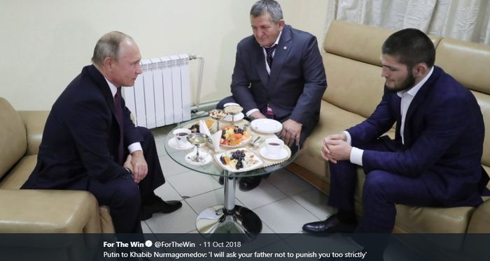 Presiden Rusia, Vladimir Putin (kiri), menemui Khabib Nurmagomedov (kanan) dan Abdulmanap Nurmagomedov pada Oktober 2018.
