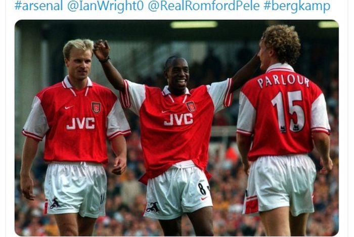 (Dari kiri ke kanan)Dennis Bergkamp, Ian Wright, dan Ray Parlour saat membela Arsenal.