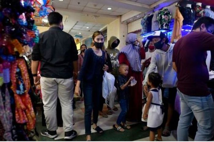 Ilustrasi keramaian di mall