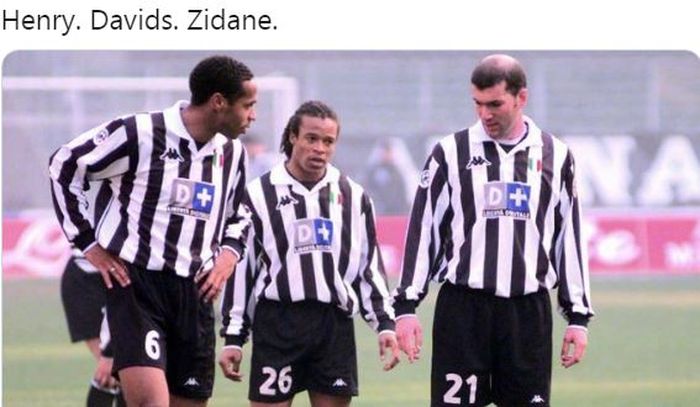 Gelandang legendaris asal Prancis, Zinedine Zidane (kanan), saat membela Juventus.