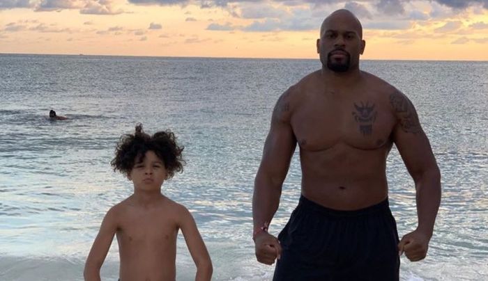 Eks petarung WWE, Shad Gaspard, berpose dengan putranya, Aryeh, di pantai.
