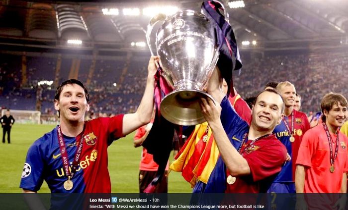 Momen kebersamaan Lionel Messi dan Andres Iniesta ketika mengangkat trofi Liga Champions 2008-2009 usai menundukkan Manchester United 2-0 di partai puncak. 