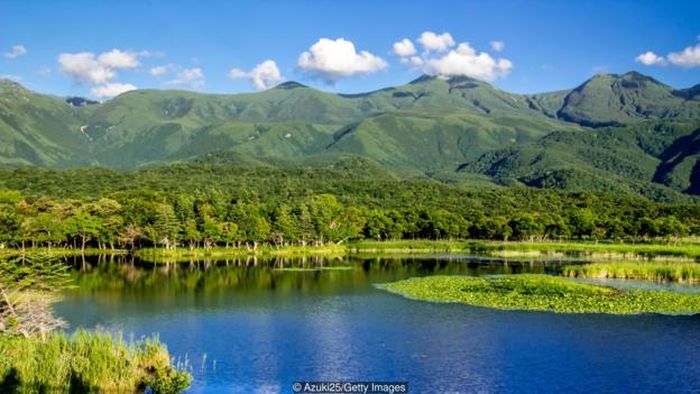 Taman Nasional Shiretoko, yang terletak di Semenanjung Shiretoko di Hokkaido timur menjorok ke Laut Okhotsk. Tempat Ainu memancing dan berburu.