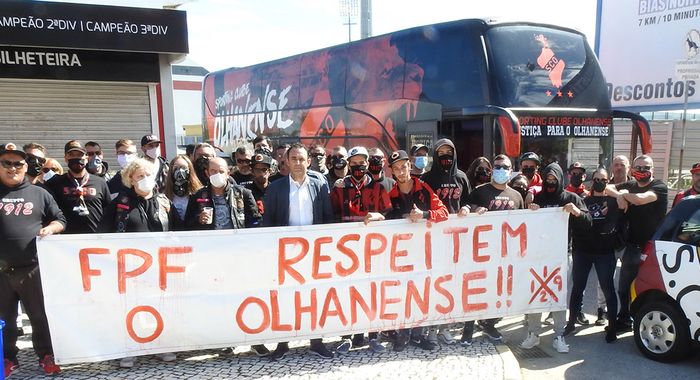 Olhanense melakukan protes kepada Federasi Sepak Bola Portugal setelah dinyatakan tidak jadi promosi ke divisi dua.