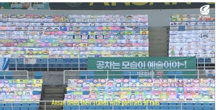 Tribune markas klub Liga Korea Selatan, Ansan Greeners FC, yang dipenuhi gambar hasil karya anak-anak.