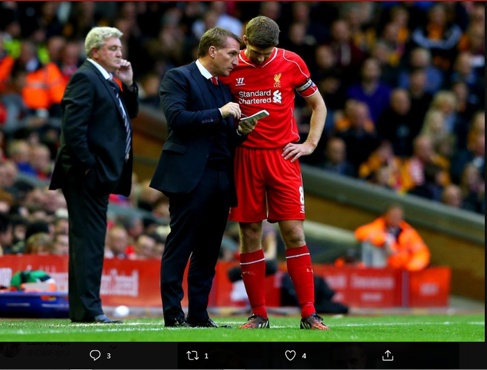 Brendan Rodgers saat memberikan arahan kepada Steven Gerrard saat masih melatih Liverpool.