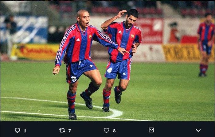 Ronaldo dan Pep Guardiola saat sama-sama masih membela Barcelona musim 1996-1997.