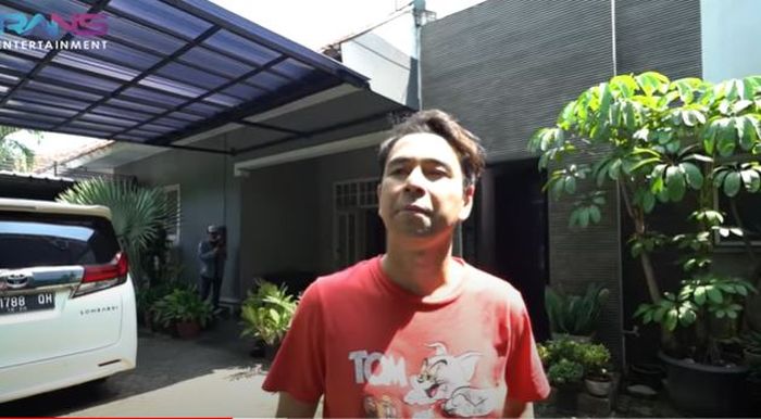 Raffi Ahmad saat menunjukkan rumah sang nenek dan rumahnya yang tepat berada di samping