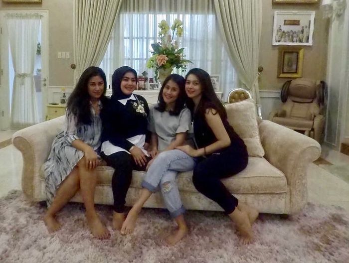 Ruang Tamu rumah Nabila Syakieb