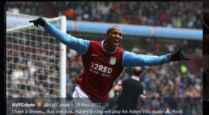 Ashley Young merayakan golnya untuk Aston Villa.