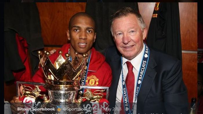 Ashley Young bersama Sir Alex Ferguson berpose dengan trofi juara Liga Inggris Manchester United.