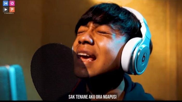 Air mata Betrand Peto saat nyanyikan lagu Sewu Kutho milik Didi Kempot