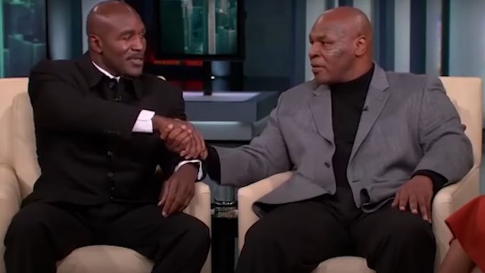 Evander Holyfield (kiri) dan Mike Tyson (kanan) berdamai ketika menjadi bintang tamu dalam acara Oprah Wiinfrey Show pada Oktober 2009.