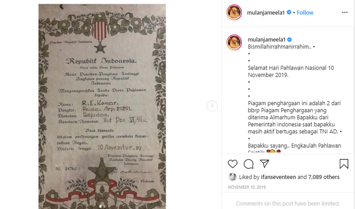 Mulan Jameela menunjukkan piagam milik sang ayah