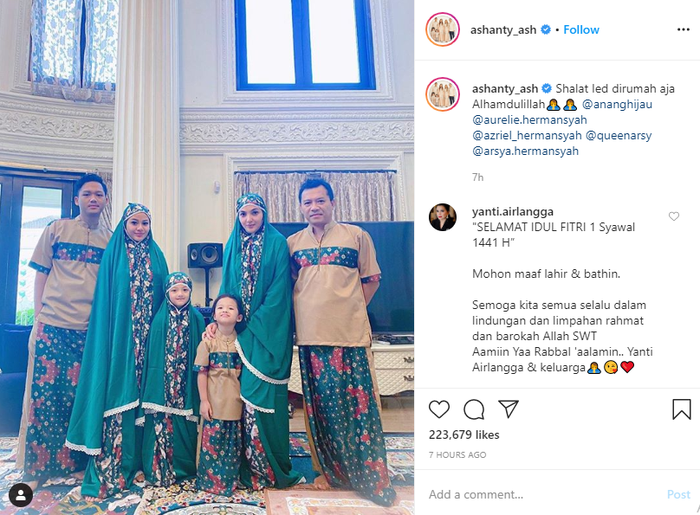 Keluarga Hermansyah kompak memakai baju salat berwarna hijau