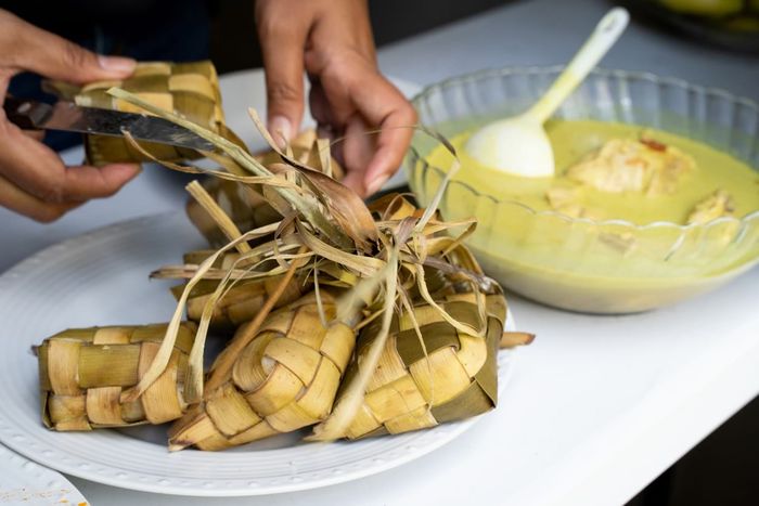 Ketupat dan opor ayam.