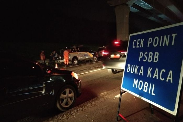 Sejumlah kendaraan tengah mengantre di pos check point dan pemeriksaan SIKM DKI Jakarta di tol Japek kilometer 47 B, Minggu (25/5/2020).