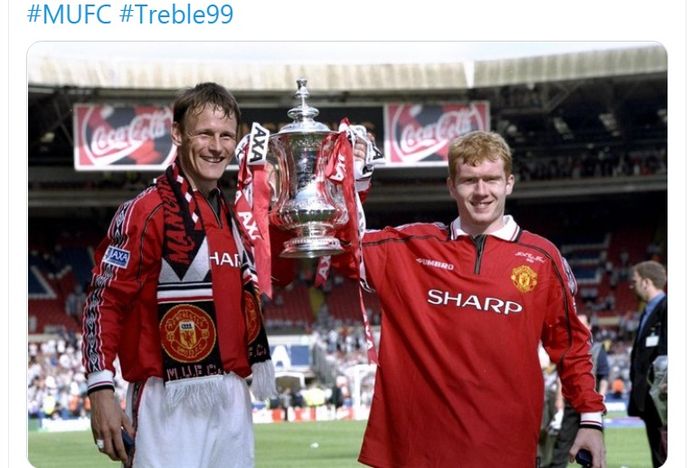 Teddy Sheringham (kiri) dan Paul Scholes saat masih membela Manchester United.