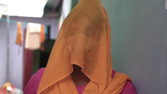 Shurovi (22), lahir di rumah bordil Daulatdia dan sudah dikirim keluar dari lingkaran setan tersebut tetapi kembali ke rumah bordil dan menjadi PSK setelah pernikahannya hancur