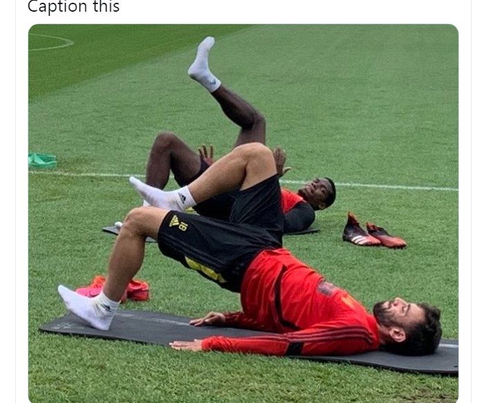 Paul Pogba dan Bruno Fernandes melakukan latihan bersama di pusat latihan klub Manchester United, di Carrington.