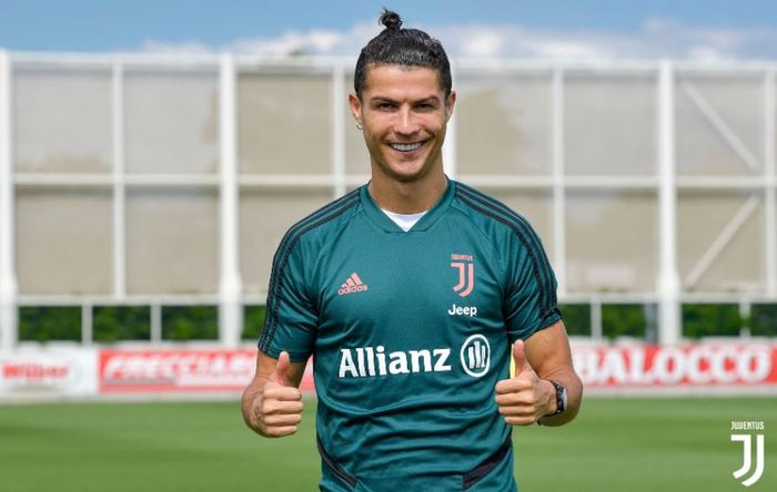 Megabintang Juventus, Cristiano Ronaldo, berpose sambil tersenyum.