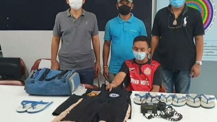 Pria bercinta dengan sandal jepit