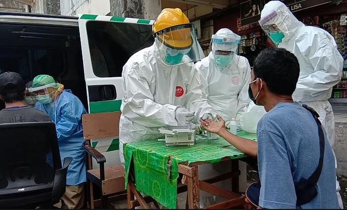 Tenaga medis sedang bekerja