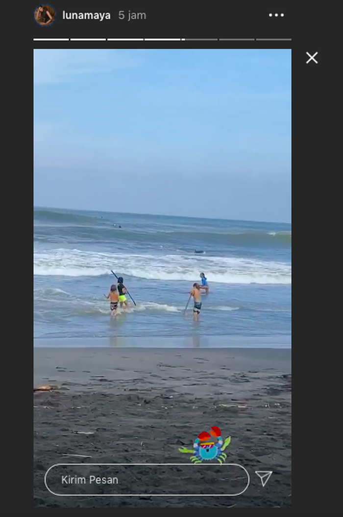 Luna Maya tengah berada di sebuah pantaiInstagram Story @lunamaya