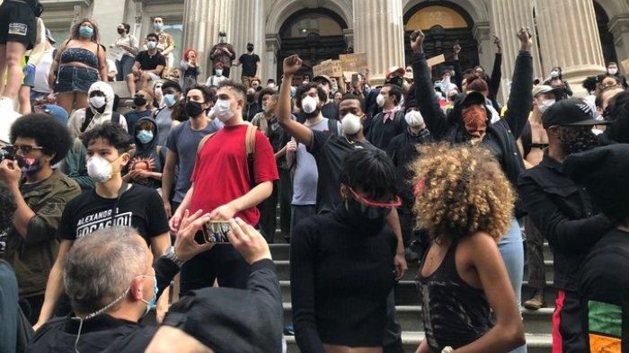 Gambaran gedung putih yang diserbu demonstran