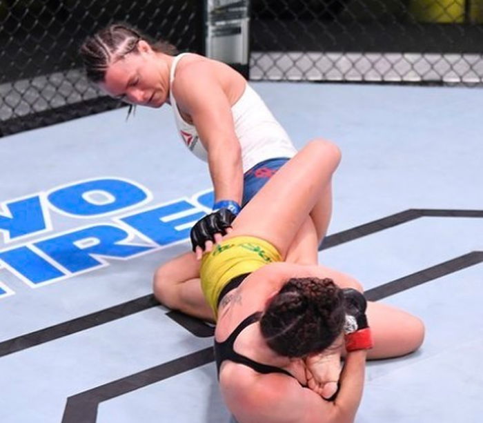 Kuncian kaki oleh Mackenzie Dern atas Hannah Cifers pada UFC FIght Night (31/5/2020) yang mencetak sejarah baru dalam dunia pertarungan wanita.