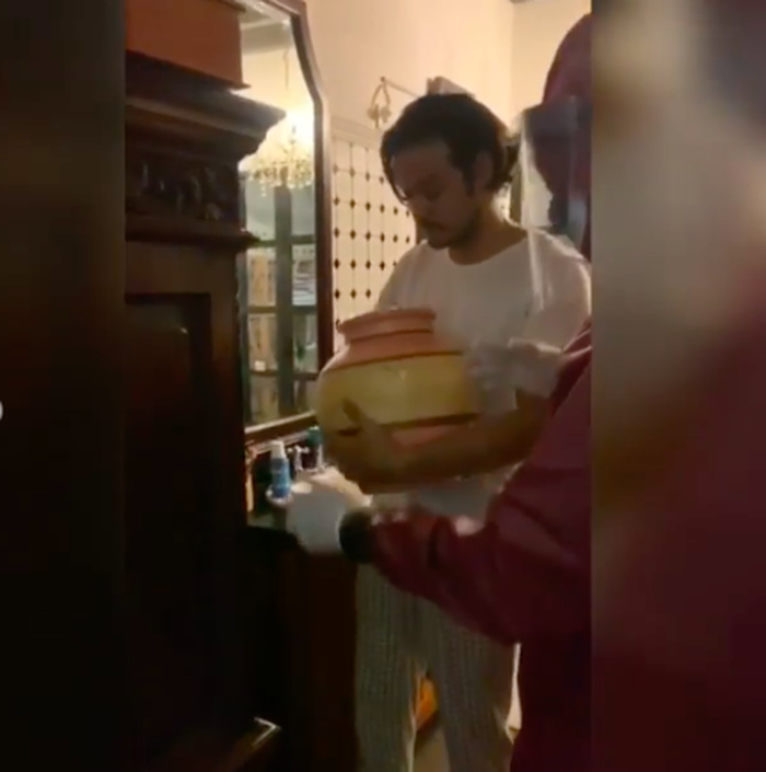 Ganja yang disimpan Dwi Sasono dalam sebuah guci