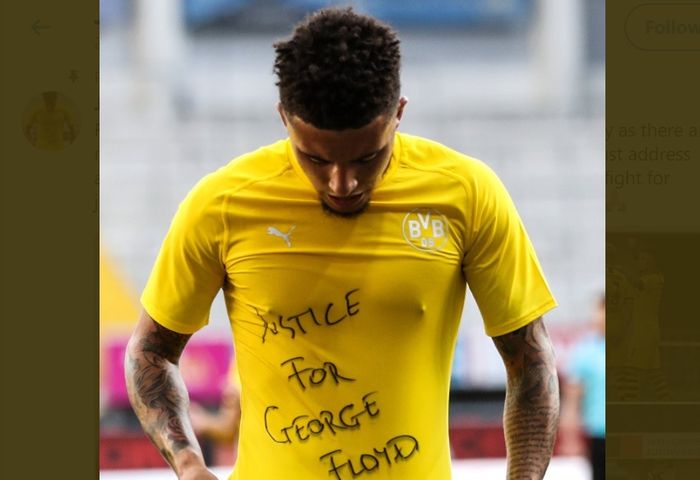 Jadon Sancho, memperlihatkan kaus dalam yang bertuliskan 