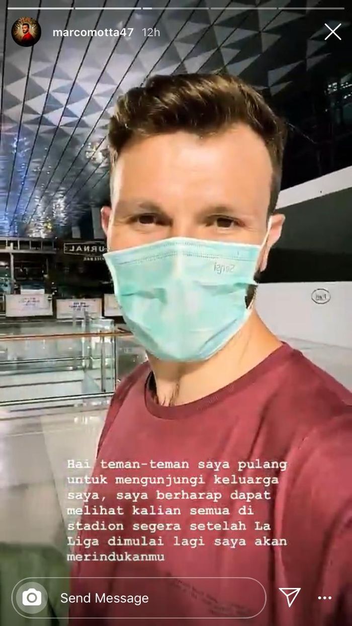 Bek Persija Jakarta, Marco Motta yang berada di bandara dan memutuskan untuk pulnag kampung.