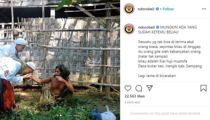 Sekilas seperti orang gila karena berpenampilan lusuh, pria di Sampang, Jawa Timur ini rupanya seorang Kiai bernama Mustofa.