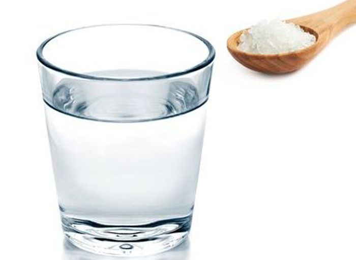 Air garam bisa jadi alternatif untuk membersihkan buah dan sayuran dari pestisda. 