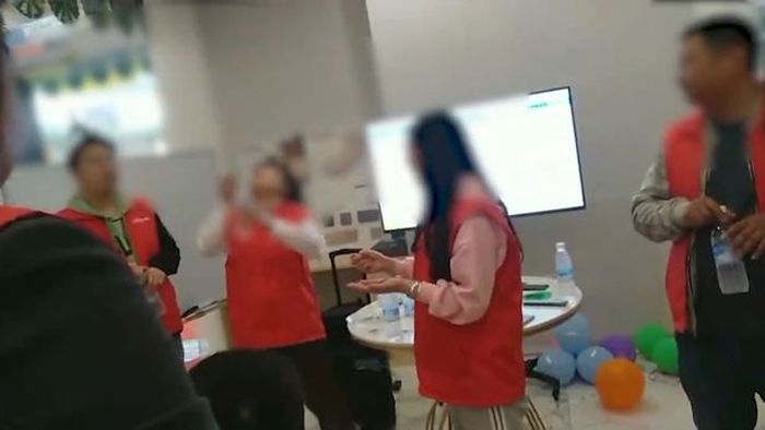 Para karyawan yang emnjalani hukuman makan cacing karena tak memenuhi target penjualan