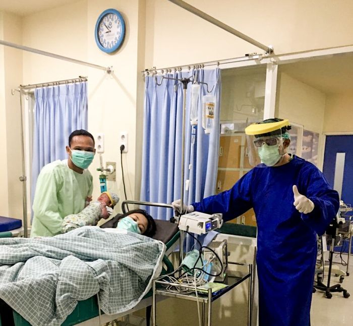 Oktafianus Fernando berfoto bersama istri usai menjalani persalinan di salah satu Rumah Sakit di Surabaya.