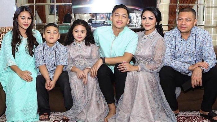 Aurel dan Azriel bersama keluarga Krisdayanti dan Raul Lemos