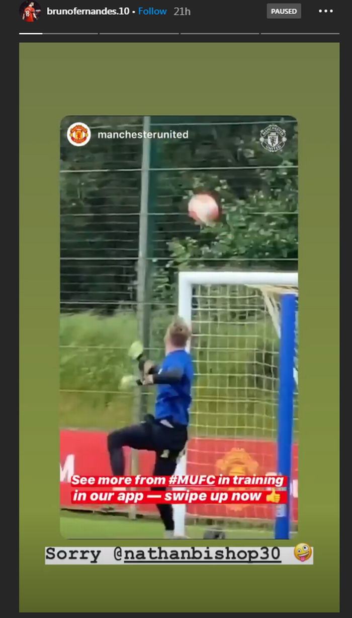 Gelandang Manchester United, Bruno Fernandes, meminta maaf kepada kiper Nathan Bishop yang dibobol dalam sesi latihan.