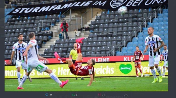 Striker Wolfsberger AC, Shon Weissman, mencetak gol salto ke gawang Sturm Graz dalam lanjutan Liga Austria.