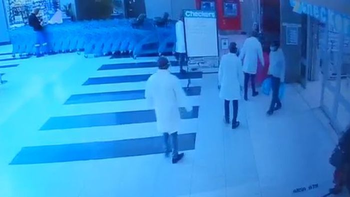 Rekaman CCTV menunjukkan mereka berampat mengenakan pakaian lengkap laiknya petugas medis.