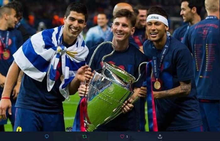 Luis Suarez, Lionel Messi, dan Neymar berpose dengan trofi juara Liga Champions usai Barcelona menekuk Juventus di final edisi 2014-2015.