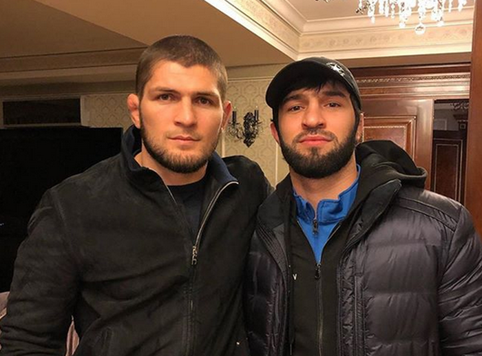 Khabib Nurmagomedov (kanan) dan Zubaira Tukhugov (kiri).